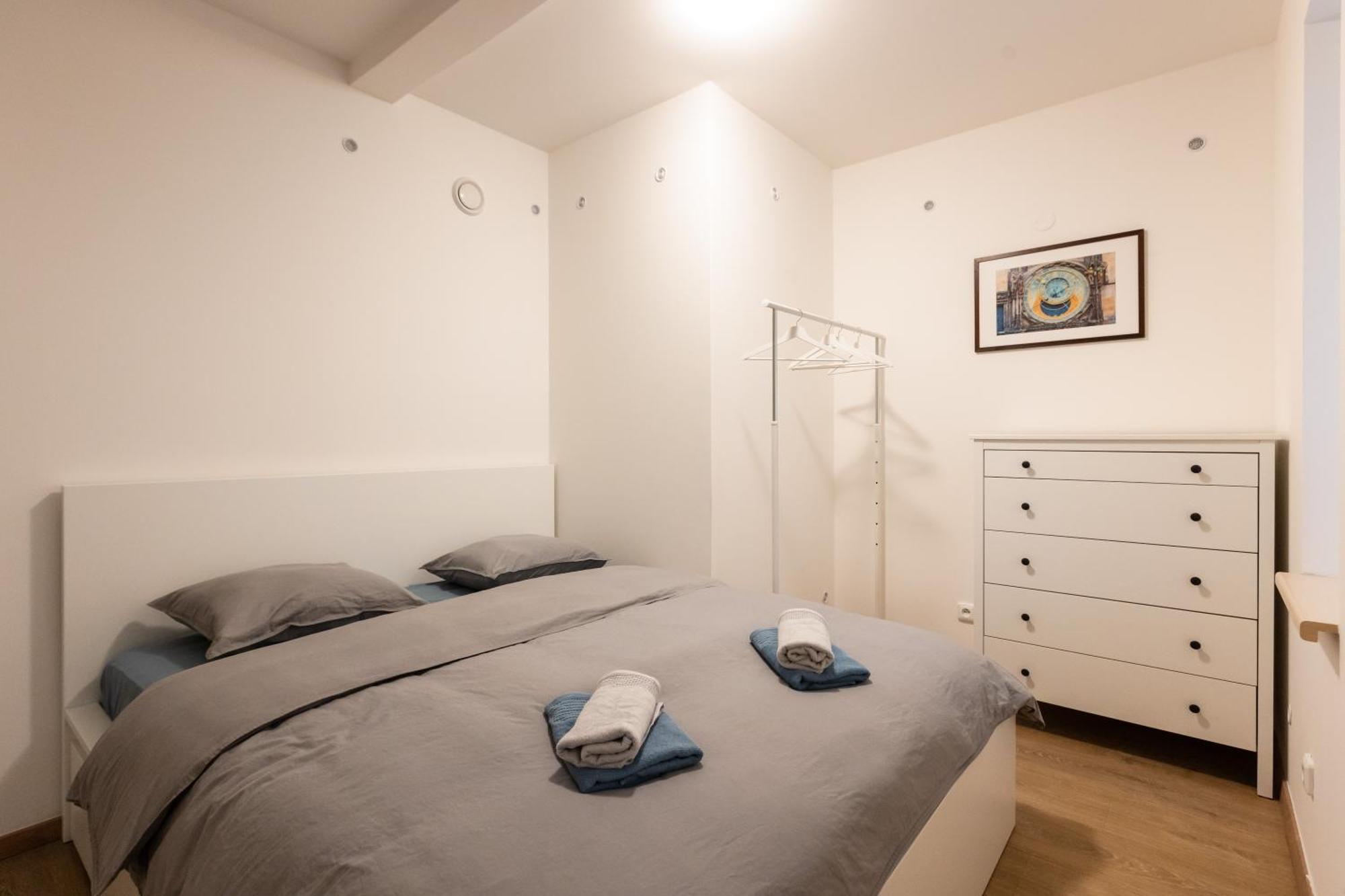 Spacious Apartment In Quiet Courtyard Near Charles Bridge Praga Exterior foto